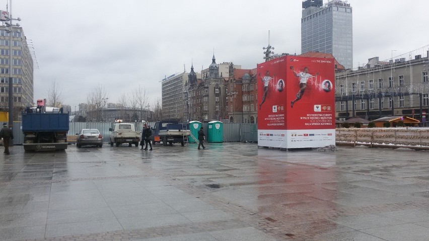 Rynek w Katowicach nie ma toalety publicznej. Stoją tylko...