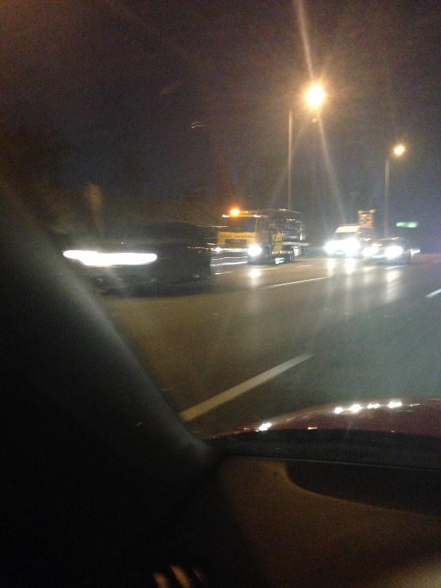 Zdjęcie internauty. Zepsuta ciężarówka utrudnia jazdę autostradą A4 w Rudzie Śląskiej