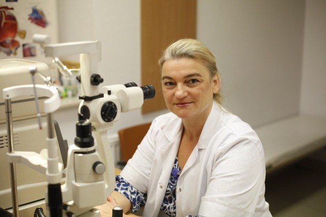Lidia Sendal jest specjalistą chorób oczu. Przyjmuje pacjentów m.in. w Gabinetach Okulistycznych Pol Optyk w Opolu.