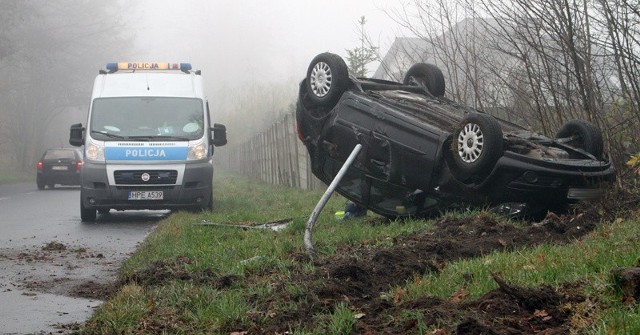 W Wilkanowie pod Zieloną Górą dachował opel corsa.