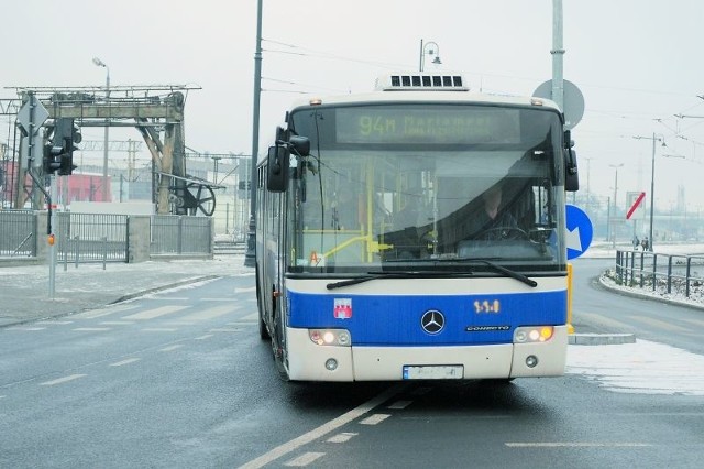 W ten sposób kierowcy autobusów muszą wjeżdżać z Zygmunta Augusta na plac przed budynkiem Dworca Głównego PKP