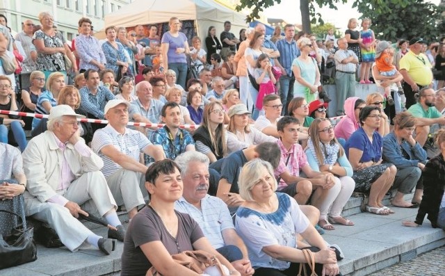 Podlaska Oktawa Kultur to wydarzenie, które niewątpliwie łączy pokolenia. Co wieczór Rynek Kościuszki w Białymstoku zamienia się w festiwalowy amfiteatr wypełniony zasłuchanymi i wpatrzonymi widzami w każdym wieku.