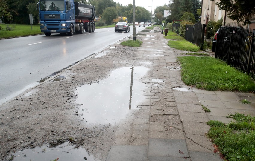 Zniszczony chodnik przy ulicy Cukrowej ma szansę na wymianę? Zadecydują o tym sami mieszkańcy