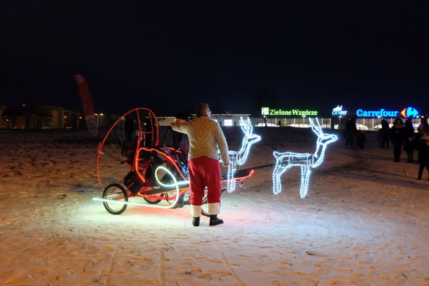 Latający Mikołaj nad Białymstokiem. Paralotniarz Dragon Tomasz Kudaszewicz znów będzie latał w stroju mikołaja (zdjęcia)