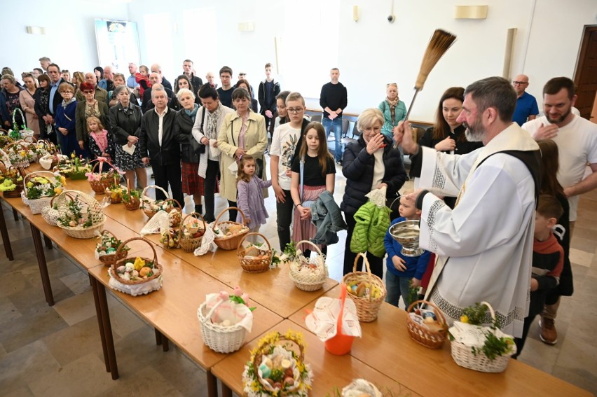 Tradycyjne święcenie pokarmów przed dworem Stefana Żeromskiego w Ciekotach z piękną oprawą muzyczną. Tłumy wiernych z całego regionu