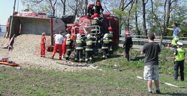 Ciężarówka przewróciła się i zablokowała pas ruchu na ulicy Kępskiej w Opolu.