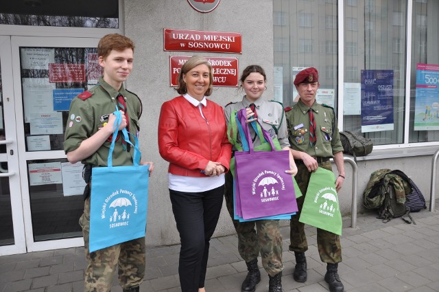 MOPS w Sosnowcu oraz sosnowieccy harcerze pomogą potrzebującym mieszkańcom miasta w czasie pandemii koronawirusa. Zobacz kolejne zdjęcia. Przesuń palcem, kliknij strzałkę lub przycisk NASTĘPNE
