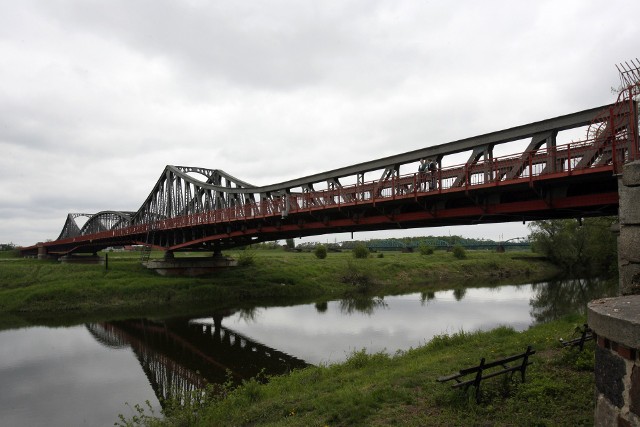 Istniejący obecnie most ma ponad 100 lat i jest w złym stanie technicznym, obowiązuje na nim ograniczenie do 15 ton