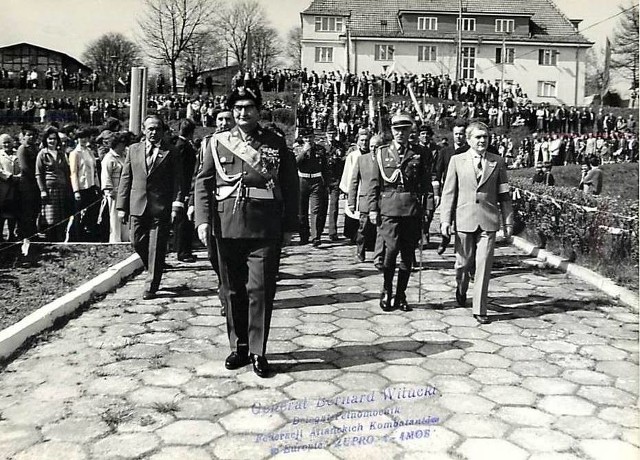 W sobotę, 9 maja o godzinie 10.15, po uroczystym powitaniu gości przez Rajmunda Rutkowskiego, rozpoczęła się msza polowa  w intencji generała Władysława Sikorskiego i wszystkich poległych na frontach II wojny światowej. Warto zaznaczyć, ze w 1981 roku przypadała 100 rocznica urodzin generała, którą uroczyście obchodziły władze PRL. Msza spotkała się z dużym zainteresowaniem mieszkańców Miastka, także z powodu dużej liczby umundurowanych kombatantów. Jak widać na zdjęciach, w mundurze był także ksiądz Bernard Witucki. Według relacji świadków dość odważne kazanie wygłosił miejscowy wikary Zygmunt Zych. Specjalnie na tę okazję z domu kultury wypożyczono sprzęt nagłaśniający. Przed mszą wyniknął problem związany z nagłośnieniem, wskutek czego próbowano podłączyć się do położonego niedaleko komisariatu MO. Komendant Zaleski odmówił, zasłaniając się przepisami. Ostatecznie, podłączono się z prywatnego mieszkania.