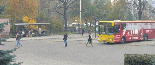 Na placu obok Stargardzkiego Centrum Kultury jest kilka przystanków autobusowych.