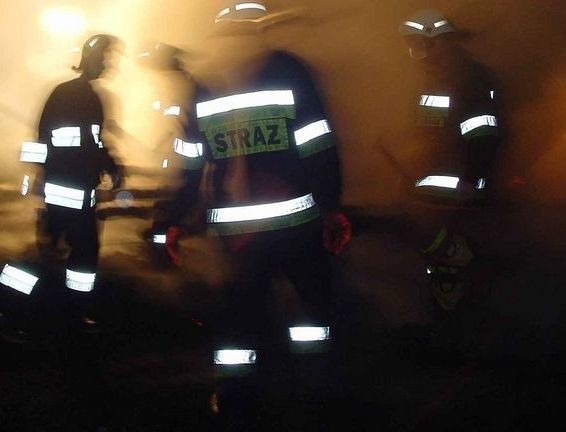 Cztery zastępy strażaków gasiły pożar w mieszkaniu przy ul. Rymarskiej w Szczecinie.