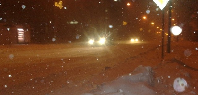 Tak wyglądała wieczorem Zielona Góra. Wszystkie  ulice są białe. Dodatkowym utrudnieniem dla kierowców  jest snieżna zadymka.
