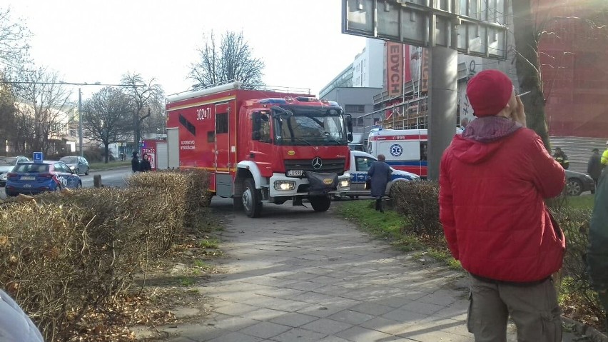 Operator żurawia przy ul. Głębokiej miał problem z wyjściem z kabiny. Interweniowała straż pożarna