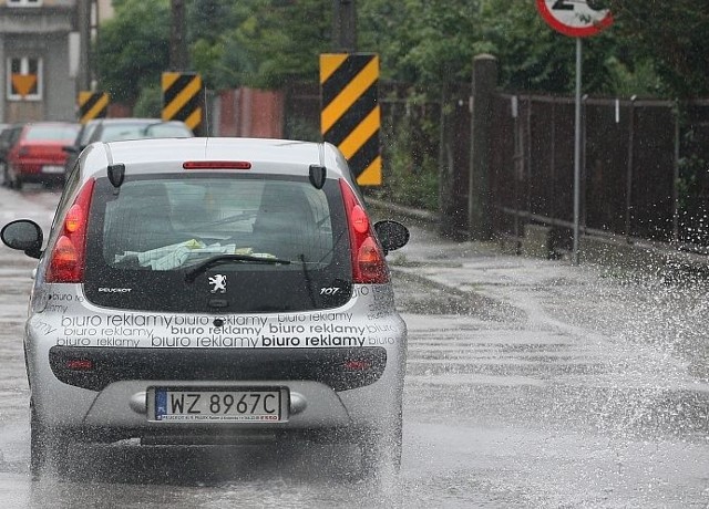 Nierówności przy ulicy Jarońskich w Kielcach sprawiają, że woda w nich zalega.