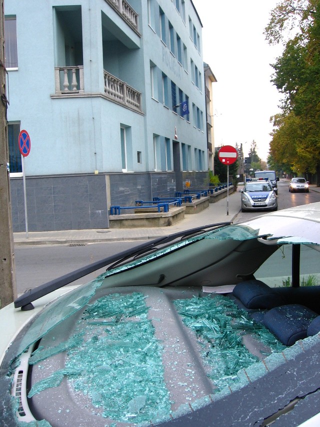 Zniszczony samochód na os. Tysiąclecia, Myślenice.