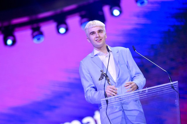 Mata to dwudziestojednoletni raper z Warszawy, który zdobył rozgłos w  2019 roku utworem „Patointeligencja”.