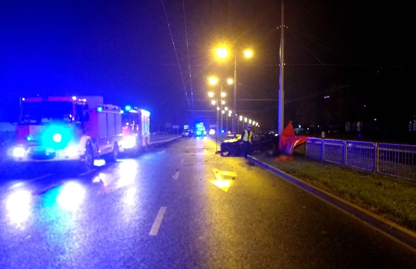 [AKTUALIZACJA] Troje nastolatków zginęło w wypadku, czwarty walczy o życie. Kierowca prawo jazdy miał od kilku tygodni