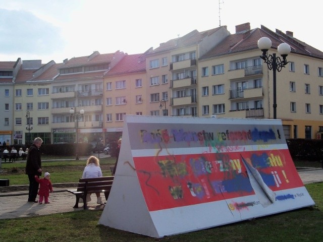 Baner został zniszczony w marcu ubiegłego roku podczas wiecu dotyczącego referendum.