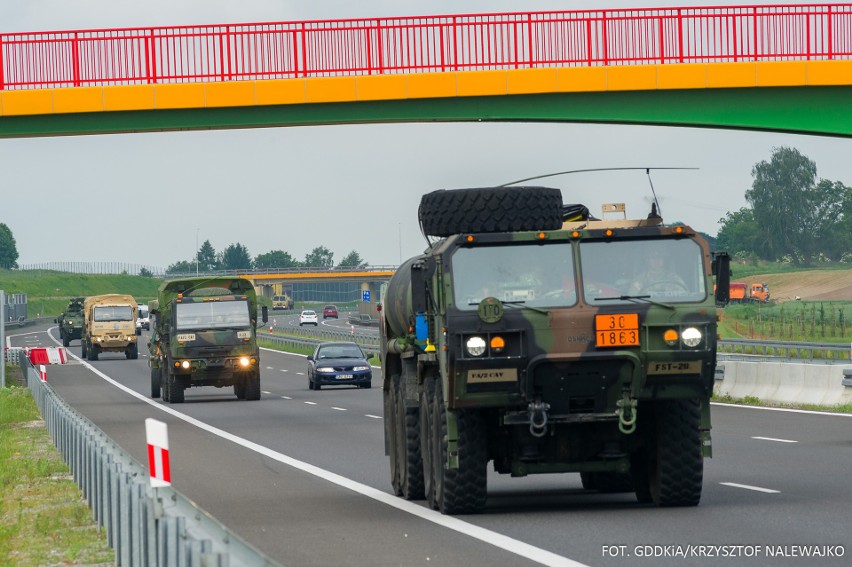 Wojsko wyjeżdża na polskie drogi. Kierowcy muszą się liczyć z utrudnieniami. Nie należy robić zdjęć i filmów 