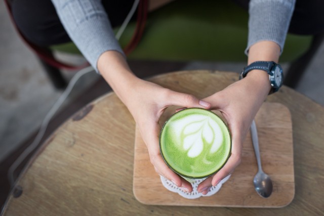 Matcha jest uważana za jeden z najzdrowszych napojów na świecie. Matcha, czyli sproszkowana zielona herbata to doskonałe uzupełnienie diety. Picie matchy sprzyja utrzymaniu prawidłowej masy ciała, dostarcza do organizmu wiele cennych substancji odżywczych. Matcha jest uważana za zdrowy napój ze względu na wysokie stężenie dobroczynnych związków, takich jak przeciwutleniacze, aminokwasy i kofeina. Ponadto zielona herbata matcha przyśpiesza metabolizm, działa uspokajająco, dostarcza energię i wspomaga układ krążenia.Matcha ma wiele prozdrowotnych właściwości. Z niektórych z nich pewnie nawet nie zdawaliście sobie sprawy. W naszej galerii zebraliśmy listę zalet spożywania matchy. Sprawdź teraz >>>>>