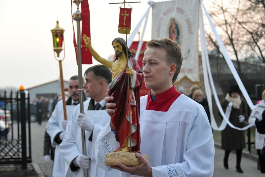 W procesji rezurekcyjnej niesiona jest figura Chrystusa...