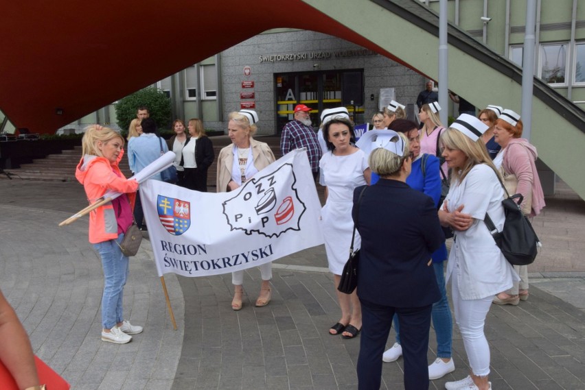 Pielęgniarki protestowały pod Świętokrzyskim Urzędem Wojewódzkim w Kielcach. W obronie koleżanki. Zobacz zdjęcia i film