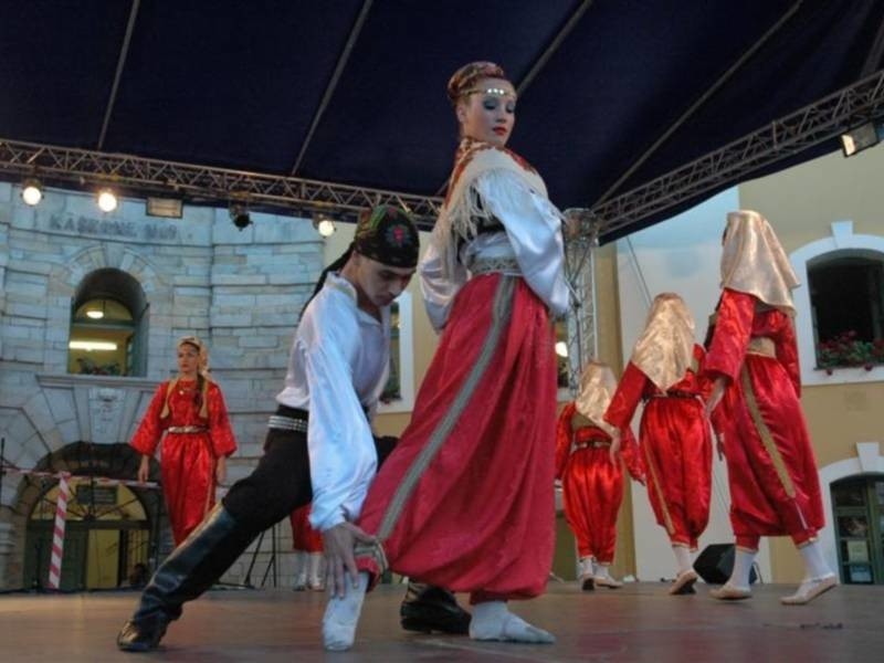 Mlodziez z 6 krajów prezentuje tance w Bastionie św....