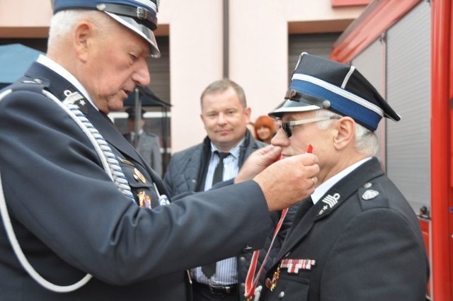 Poseł Mirosław Pawlak odznaczył Wiesława Basiaka Złotym Znakiem Związku OSP