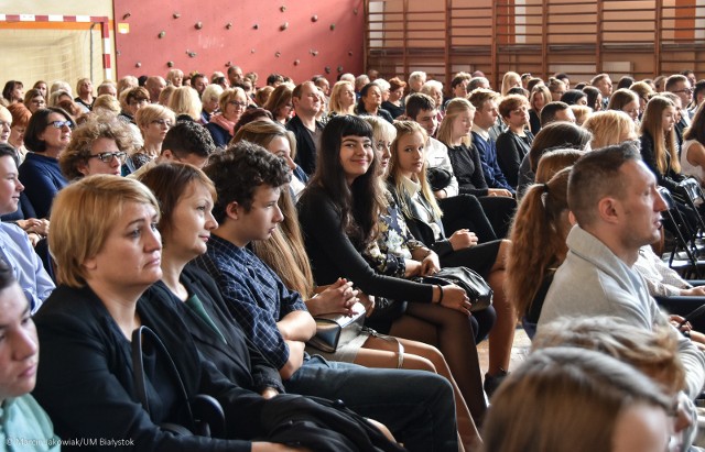 Szkoła Podstawowa nr 45 w Białymstoku świętuje jubileusz 30-lecia istnienia, 25-lecia integracji i 20-lecia nadania szkole imienia Jana Pawła II. Z tej okazji dziś (16 października) odbyły się tam uroczystości z udziałem uczniów, nauczycieli, rodziców oraz władz miejskich.