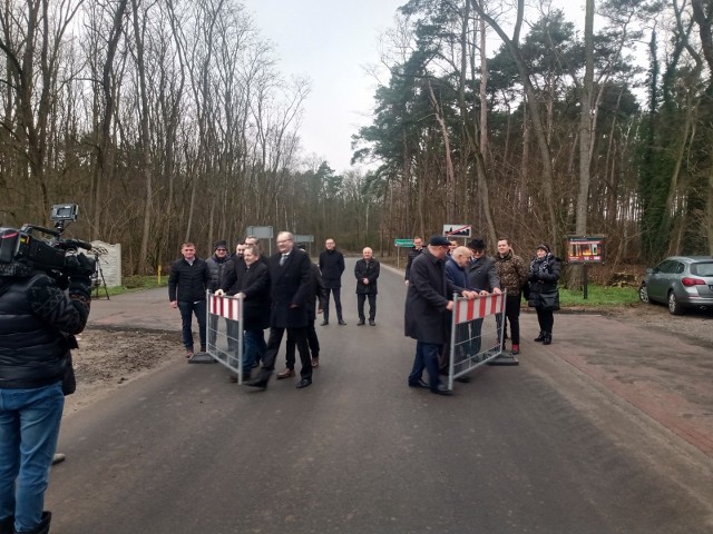 W uroczystym otwarciu drogi wzięli udział starosta Krzysztof Romankiewicz, wicestarosta Tadeusz Pająk, wicemarszałek Stanisław Tomczyszyn, burmistrz Babimostu Bernard Radny, wójt Bojadeł Krzysztof Gola oraz radni powiatu zielonogórskiego