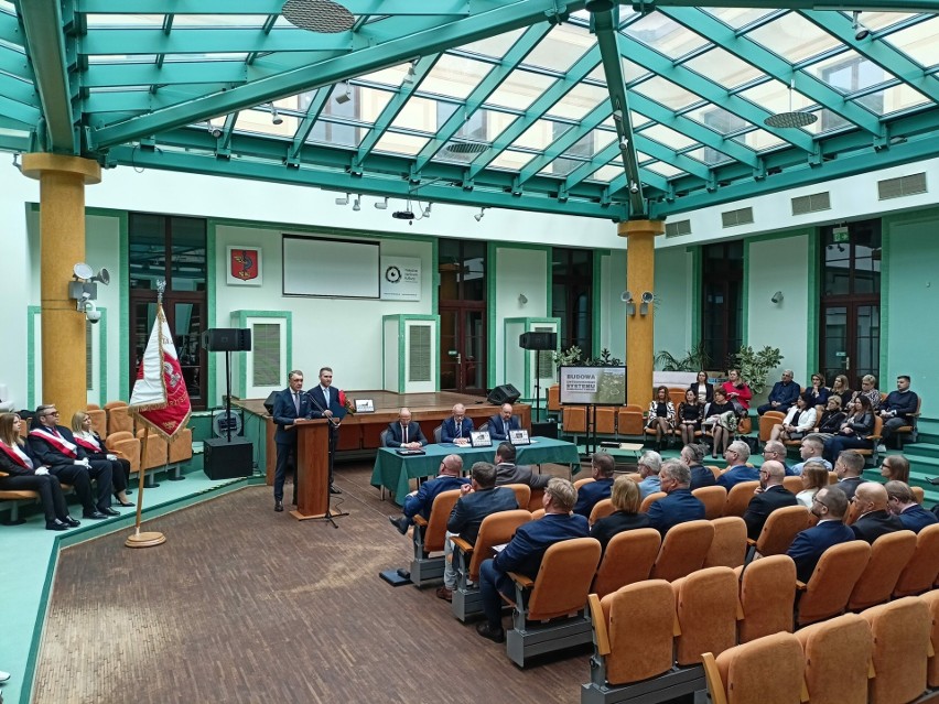 Radni Skarżyska-Kamiennej w kadencji 2018-2024 zakończyli swoją pracę. Odbyła się uroczysta ostatnia sesja Rady Miasta. Zobaczcie zdjęcia