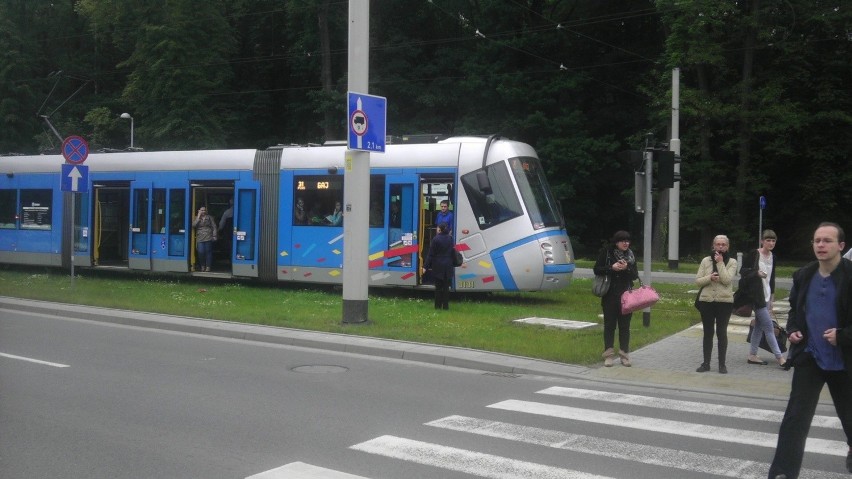 Wrocław: Awaria tramwajów na skrzyżowaniu ul. Legnickiej i Milenijnej (ZDJĘCIA)