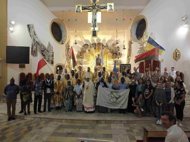 Pamiątkowe zdjęcie wszystkich 48 gości zagranicznych Starachowic, na prezbiterium kościoła Matki Bożej Nieustającej Pomocy.