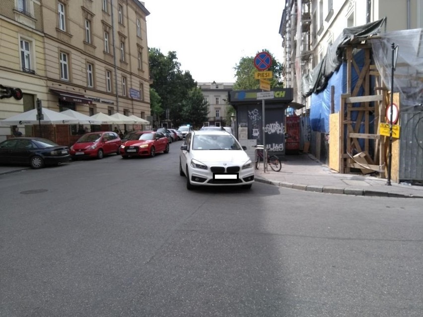 Kraków. "Mistrzowie parkowania" nie próżnują w wakacje