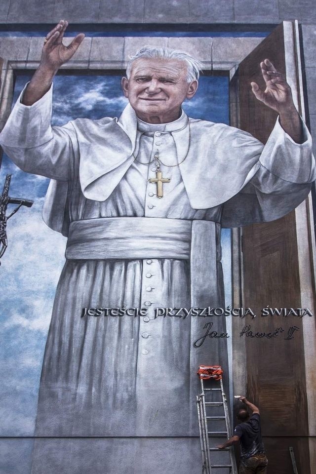 Wojnicz. Wielki mural z wizerunkiem papieża ozdobił budynek szkoły. Jest największy w Polsce? [ZDJĘCIA]