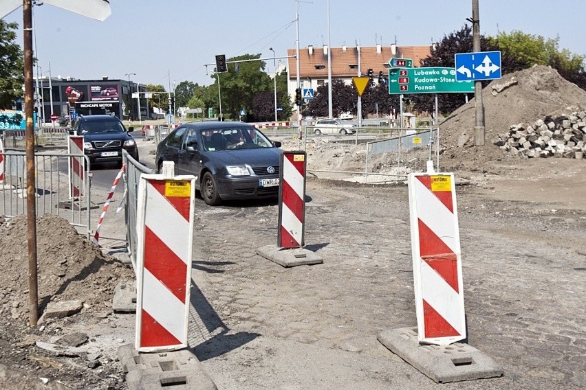 Wrocław: Trwa remont Zwycięskiej. Skanska chce zdążyć przed zimą (ZDJECIA)