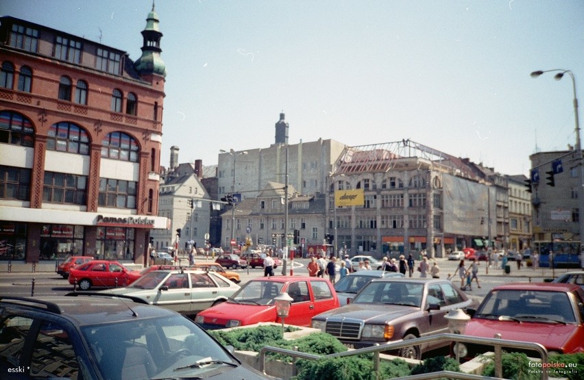 Wrocław z roku 2000 nie wydaje się wcale aż tak odległy,...