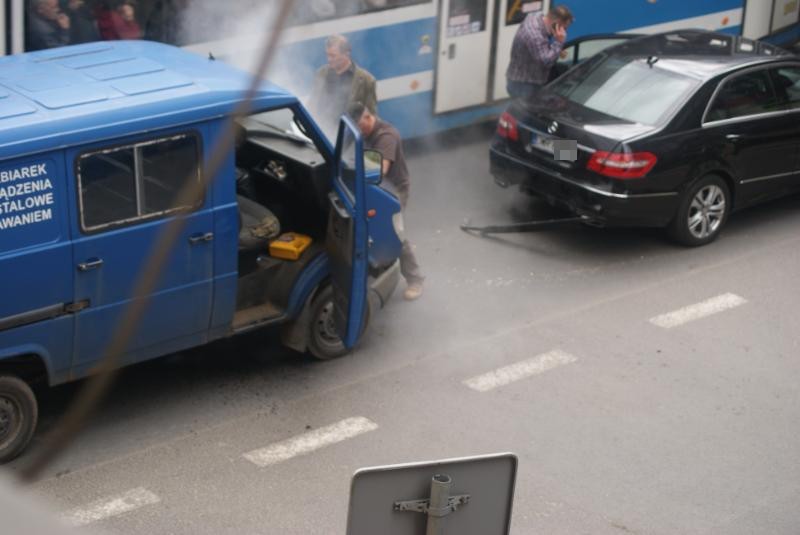 Wrocław: Wypadek na Traugutta. Zderzyły się 3 auta (ZDJĘCIA)