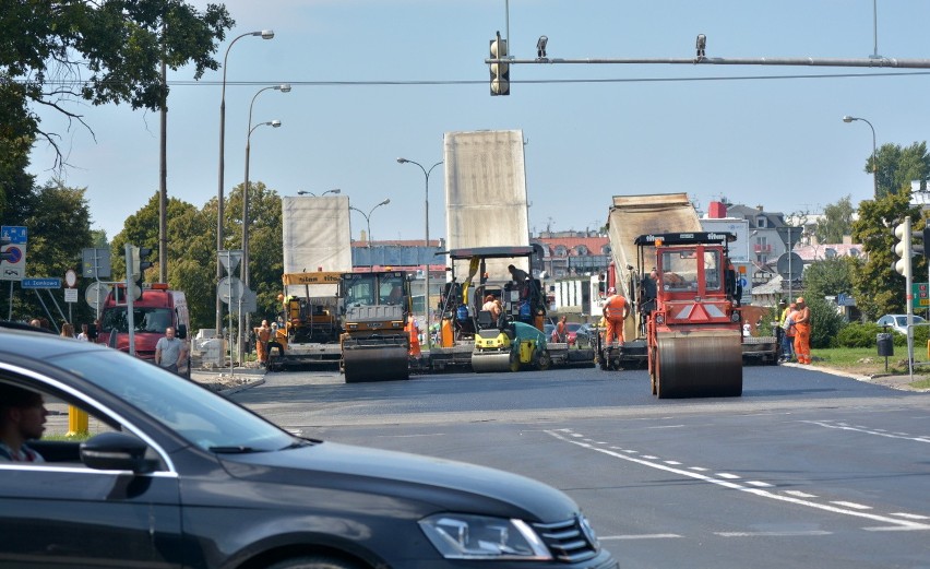 Trwają roboty al. Tysiąclecia. Drogowcy kładą asfalt, autobusy jeżdżą objazdami [ZDJĘCIA]