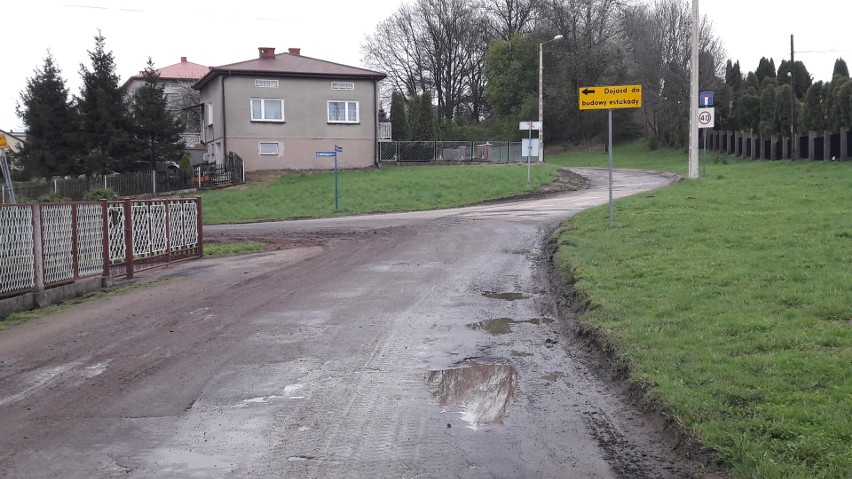 Budują obwodnicę, a przy tym niszczą sąsiadujące z nią drogi