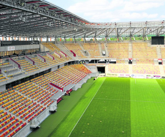 Stadion chce zarabiać na różne sposobyPrace na białostockim stadionie dobiegają końca. Równocześnie kierownictwo spółki już myśli, jak zapełnić obiekt imprezami, które sprawią, że do miejskiej kasy trafi jak najwięcej pieniędzy.