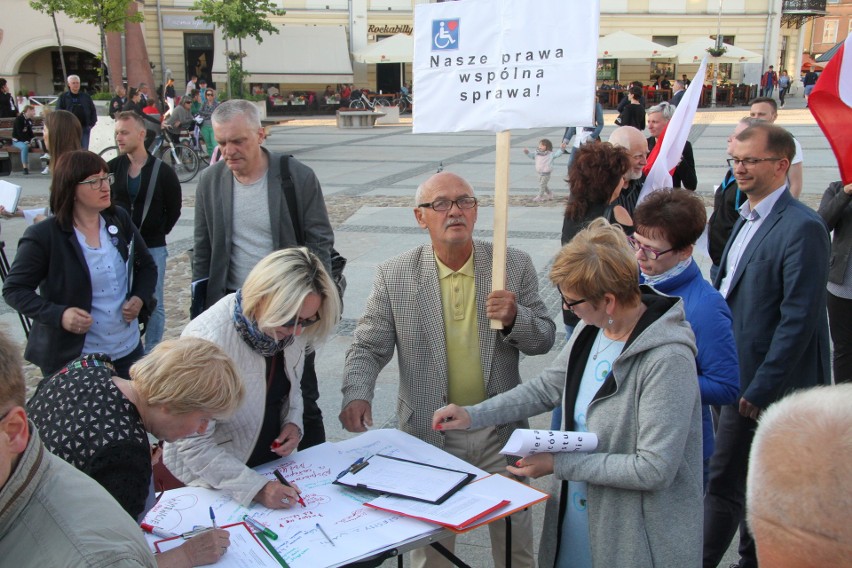 Demonstracja poparcia dla niepełnosprawnych w Kielcach (ZDJĘCIA)