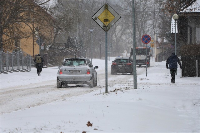 Ulica Lubuska i Braniborska w Zielonej Górze, w takich warunkach pogodowych to wyzwanie dla każdego kierowcy.