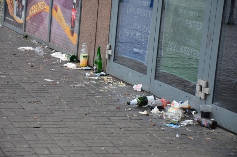 Sprzątali po sylwestrowej zabawie. Rynek czysty. Śmieci zalegały wokół (ZDJĘCIA)