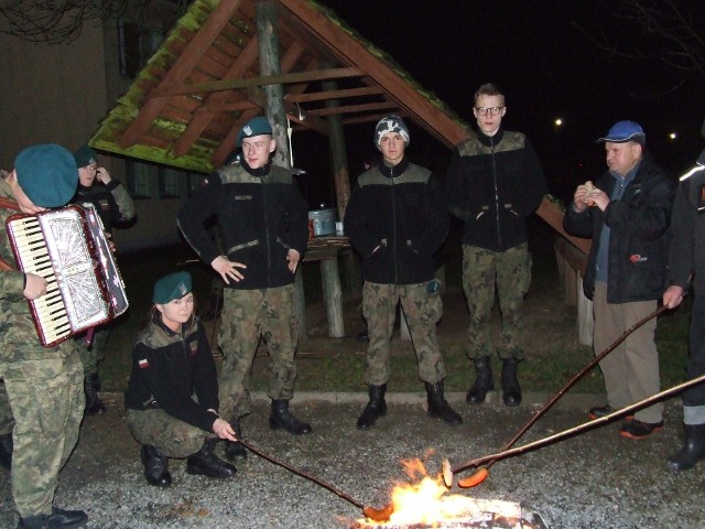 Uczniowie liceum klas mundurowych w Chwałowicach mają niecodzienne zajęcia, rajdy, gdzie zdobywają doświadczenia.