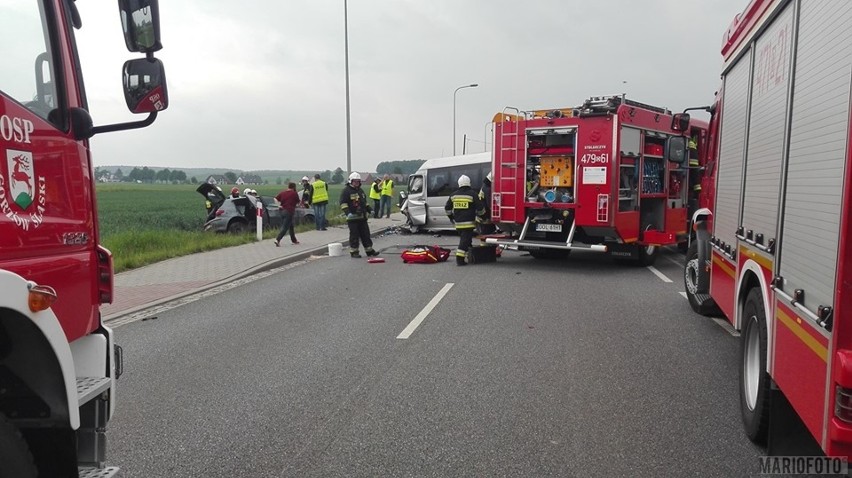 Bus marki mercedes zderzył się w Gorzowie Śląskim na ulicy...