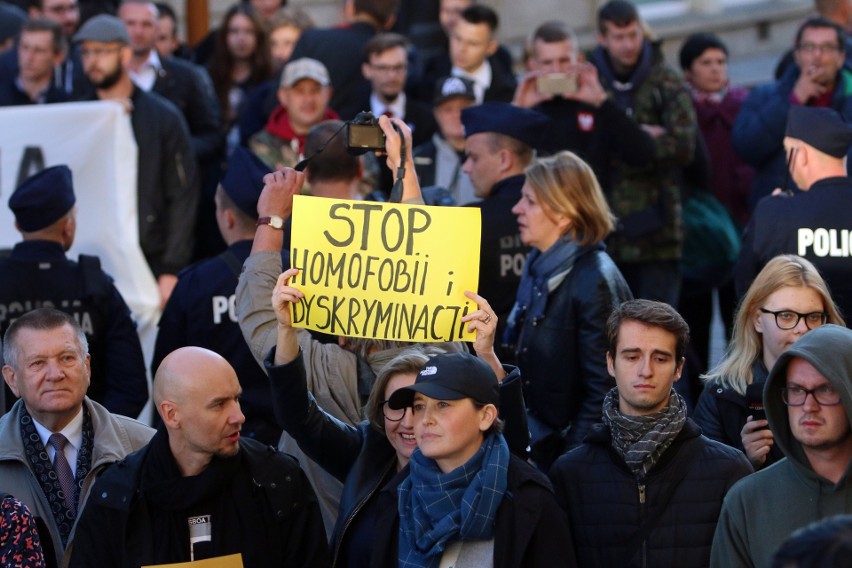 Demonstracja przeciwko próbie zakazania Marszu Równości w Lublinie (ZDJĘCIA, WIDEO)