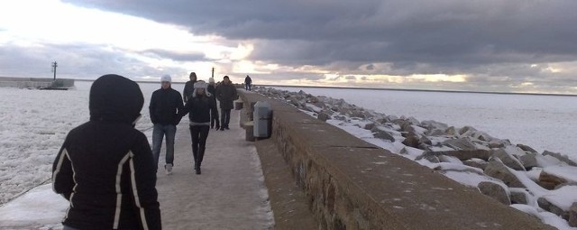 Ustka. Bałtyk jest zamarznięty około kilometra od brzegu.