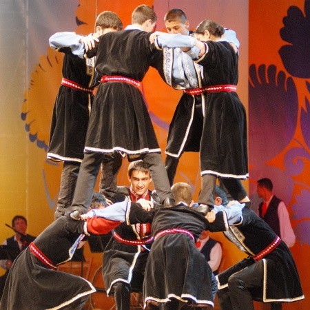 Tancerze z zespołu Nairi z Armenii to potrafi robić piramidy!