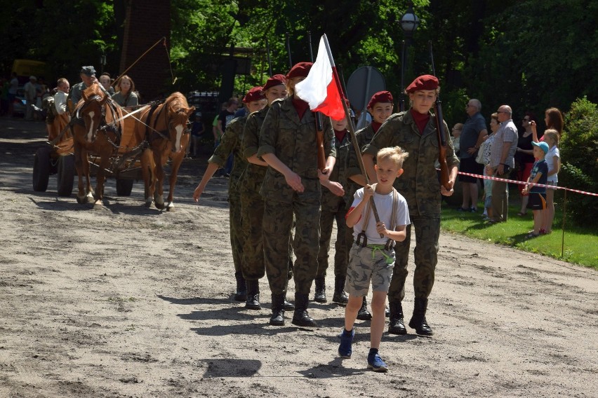 Uczniowie z Gąsawy w lubostrońskich pokazach aktywnie...